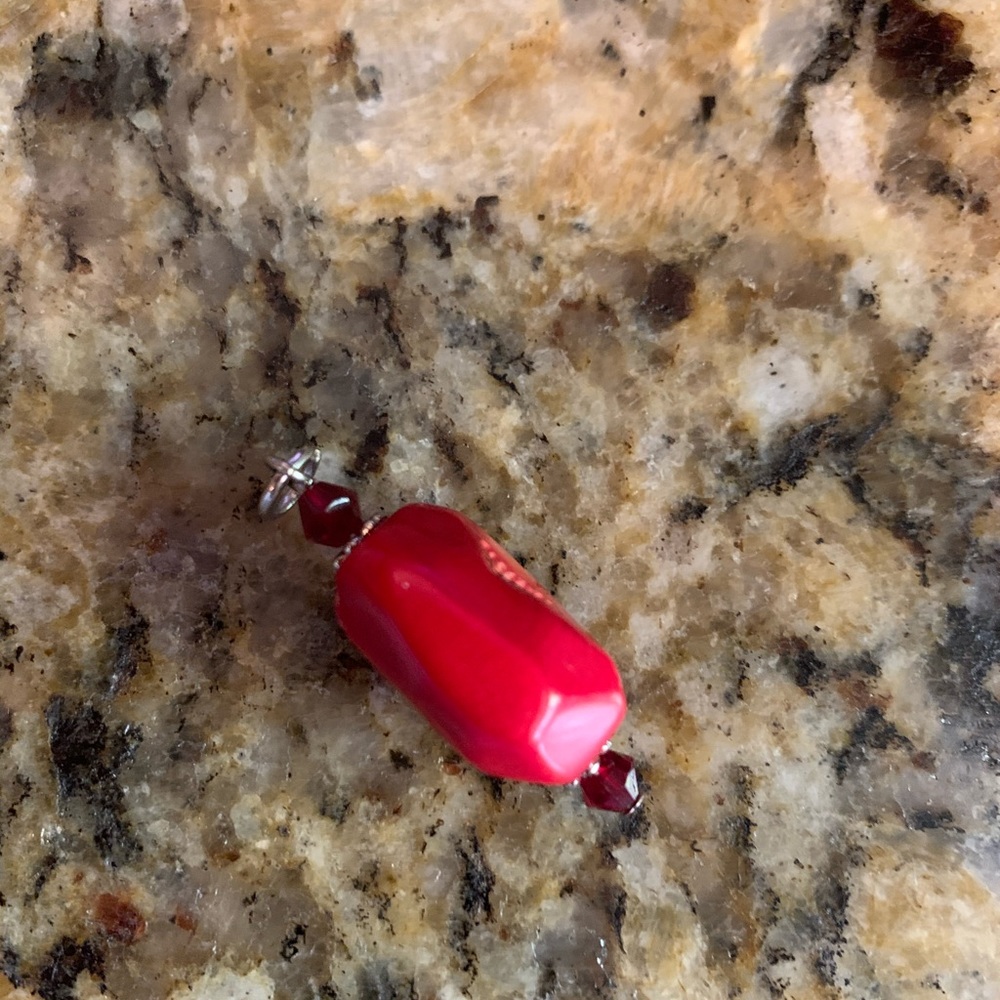 Red pendent - Picture 2 of 2